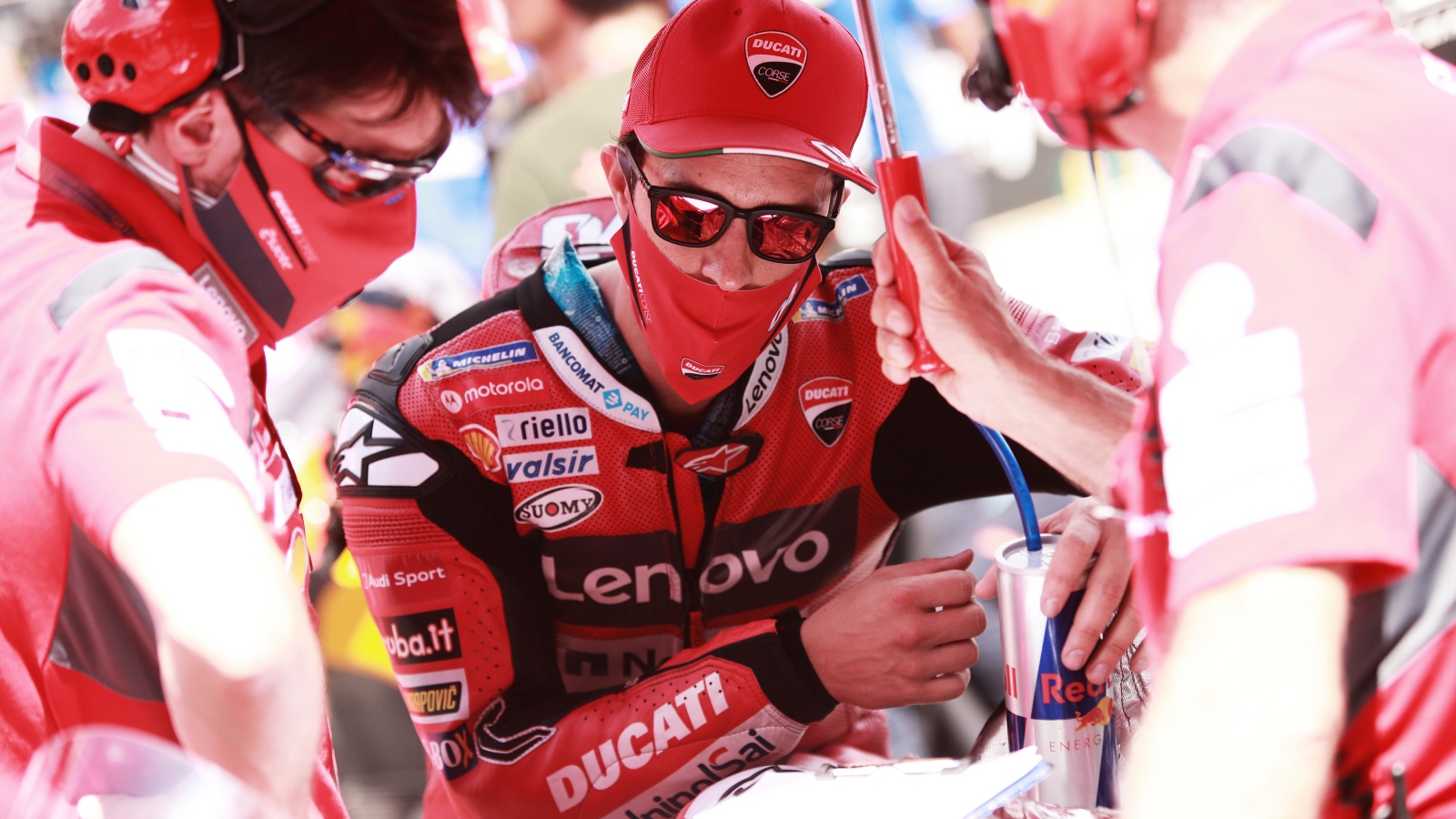 Andrea Dovizioso y Ducati: un beso y ¿una flor?