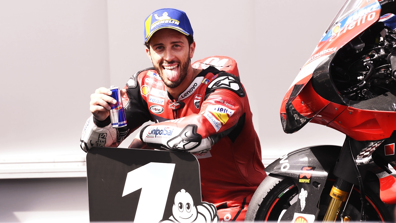Andrea Dovizioso y Ducati: un beso y ¿una flor?